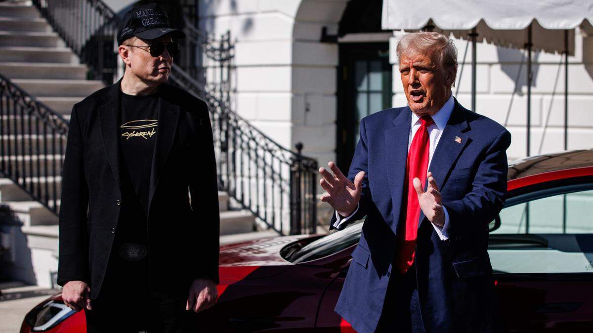 El presidente Donald Trump habla junto a un auto Tesla Model S y Elon Musk, presidente de Tesla y asesor presidencial, el martes 11 de marzo de 2025, en la Casa Blanca, Washington, D.C.