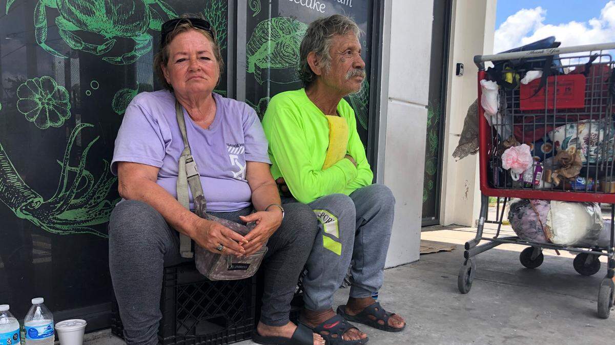 Liseth Guerra and José De Jesús have been living on the streets of Hialeah for six years. What they earn is not enough to rent a house