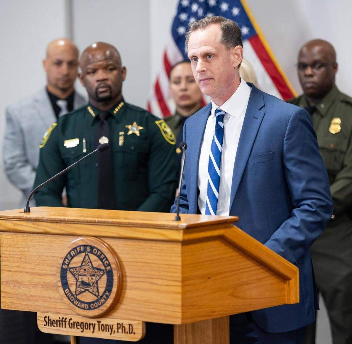 Brett Skiles, agente especial interino a cargo del FBI en Miami, habla durante una conferencia de prensa en la Oficina de la policía de Broward el viernes 4 de abril de 2025, en Fort Lauderdale, Florida. La conferencia de prensa se realizó para anunciar los arrestos y procesamientos de miembros de la MS-13 en cuatro homicidios sin resolver relacionados con pandillas ocurridos en los condados Broward y Palm Beach en 2014 y 2015.