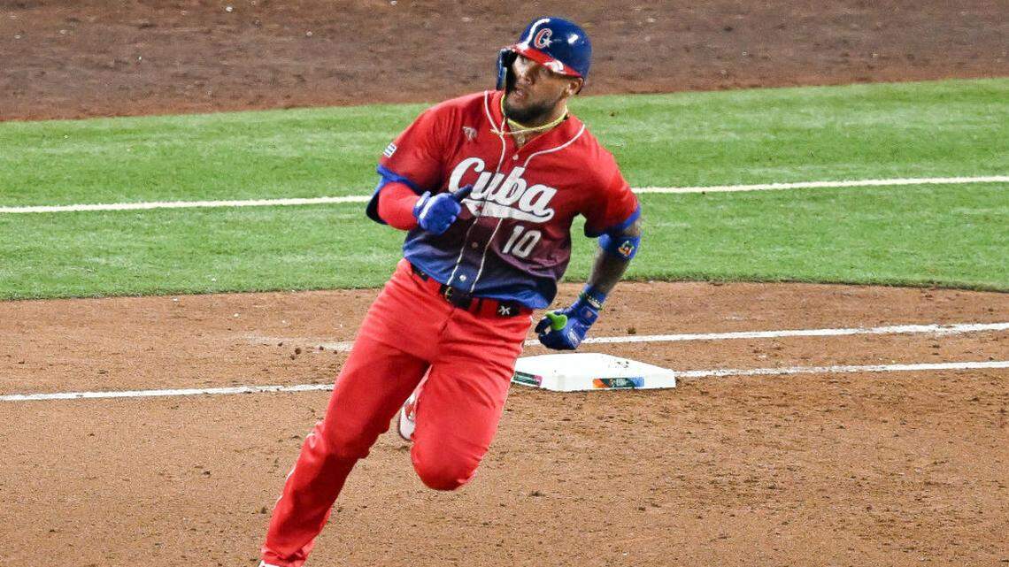 Yoan Moncada corre las bases tras pegar un doble por el equipo Cuba en el quinto inning del partido ante Estados Unidos, celebrado el 19 de marzo de 2023 en el loanDepot park en Miami. 