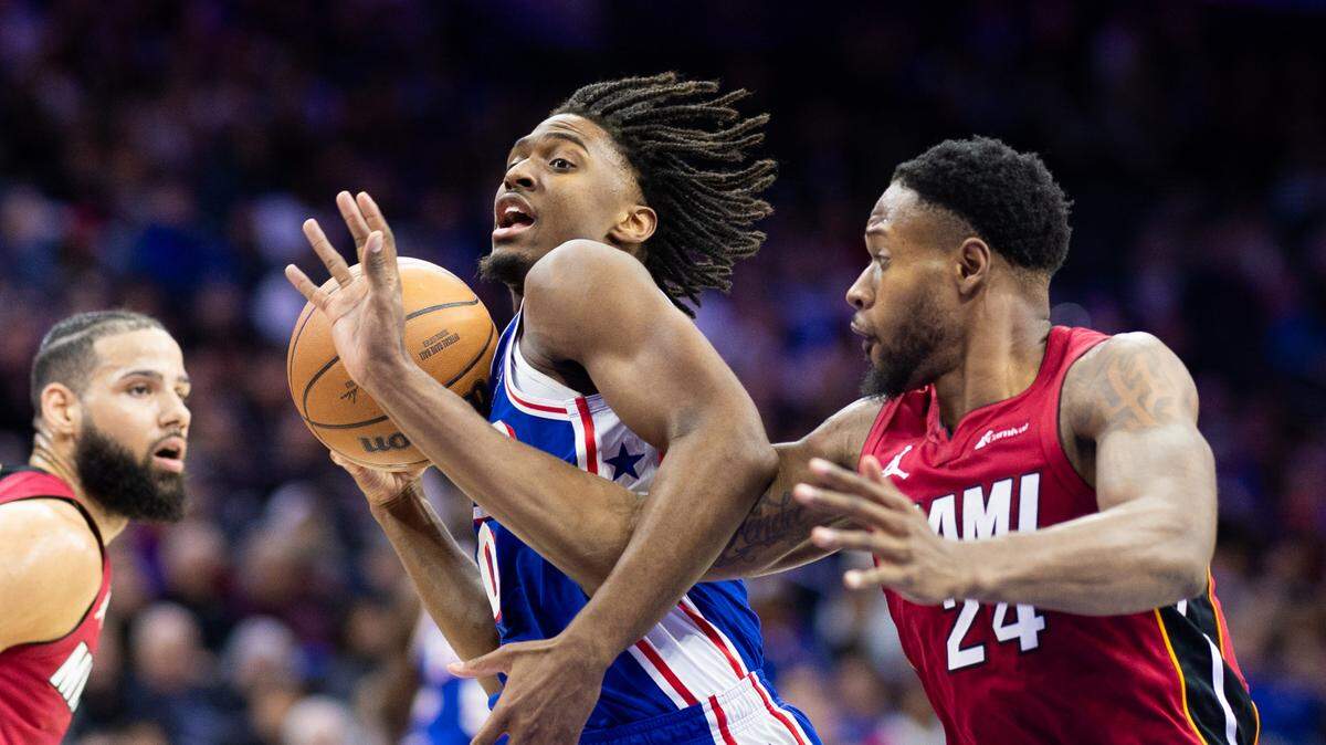 El jugador de los 76ers Tyrese Maxey (izq.) entra al aro ante la marca de Haywood Highsmith, del Heat de Miami, en el partido celebrado el 18 de marzo de 2024 en Filadelfia.