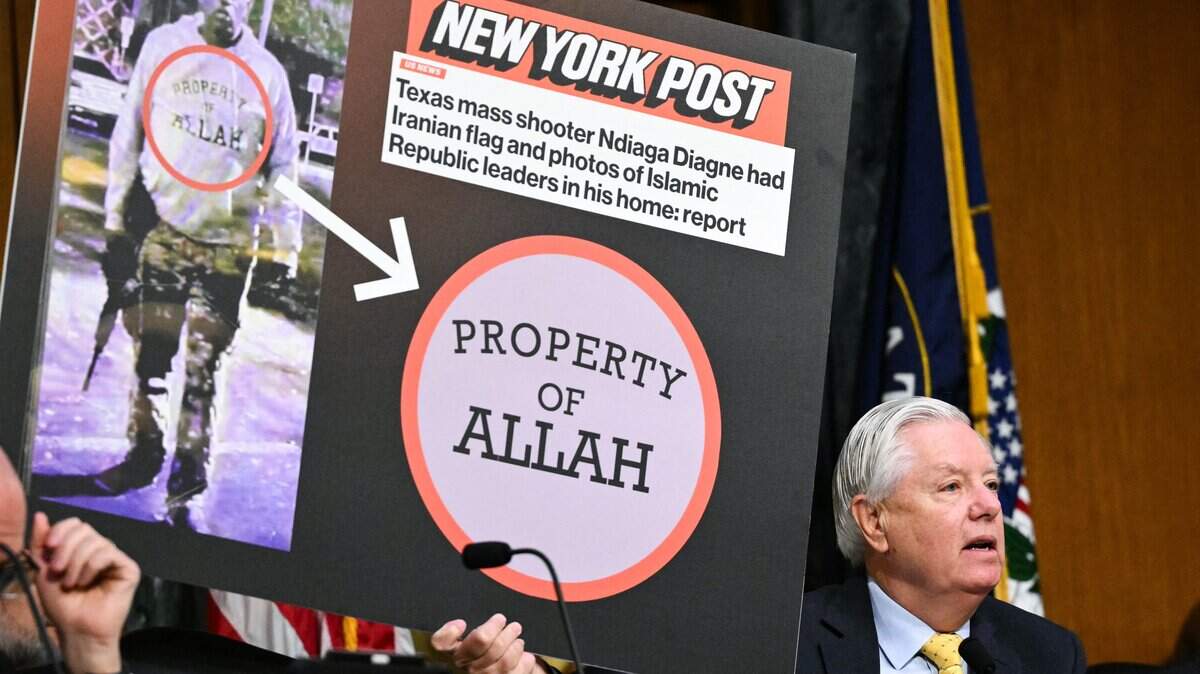 El senador de Estados Unidos Lindsey Graham, republicano por South Carolina, habla mientras sostiene un cartel con la foto de Ndiaga Diagne, el hombre armado que mató a dos personas e hirió a otras 14 en Austin el 1 de marzo de 2026.