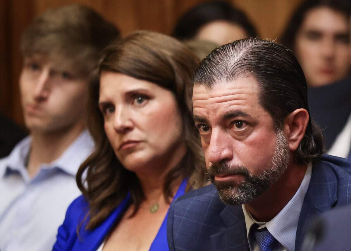 Los padres de Luciana “Lucy” Fernández, Melissa (en el centro) y Andrés Fernández, escuchan mientras los abogados presentan sus declaraciones de apertura en el juicio contra George Pino por homicidio y homicidio involuntario relacionados con una embarcación, el lunes 8 de junio de 2026. Pino está acusado en relación con el accidente que causó la muerte de la hija de 17 años de los Fernández.
