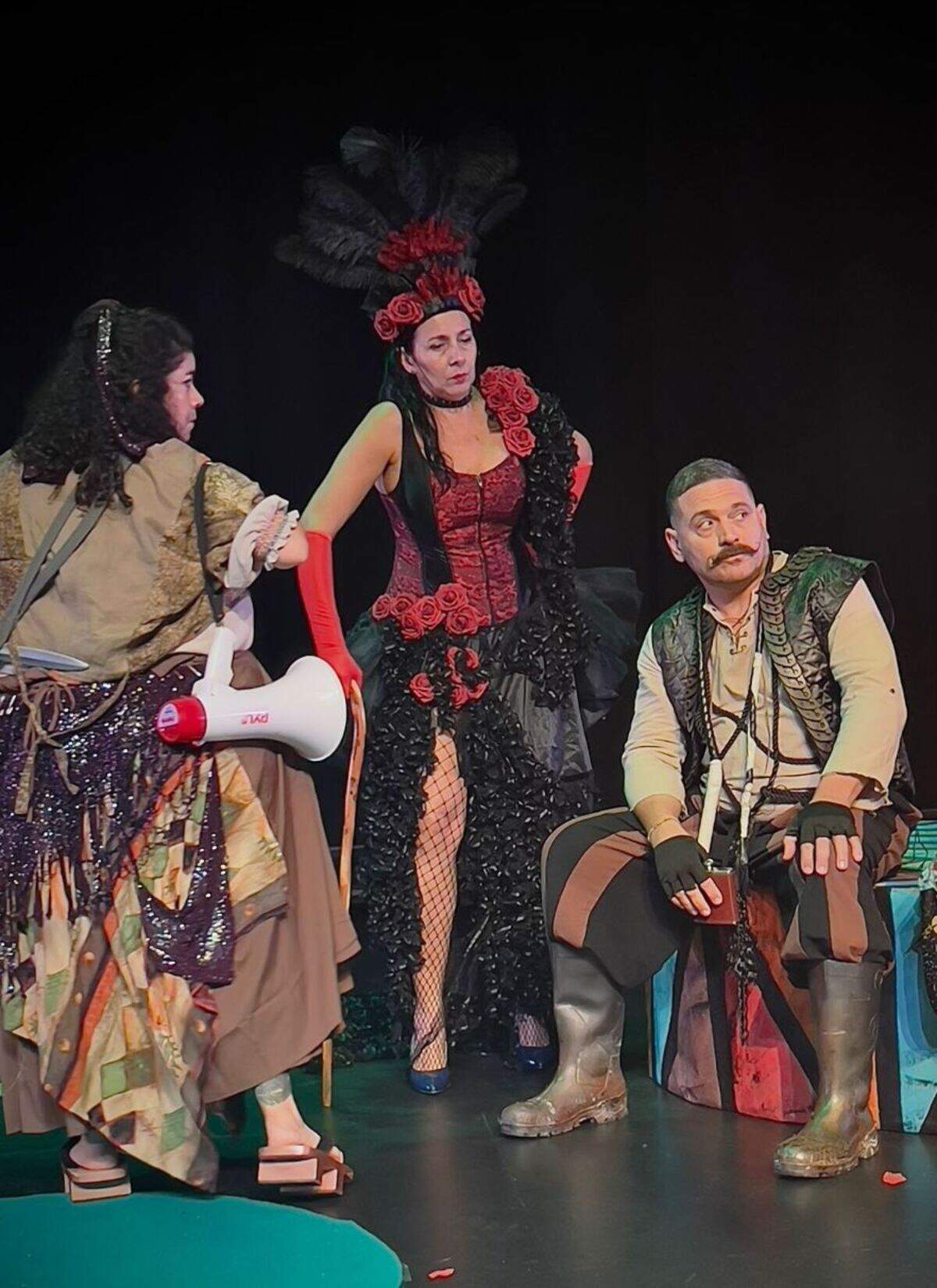 De izquierda a derecha, Nabilah Molina, Reina Ivis Canosa y Mijaíl Mulkay en “El Gran Circo Maravillas cierra por fin sus puertas”, que tendrá una temporada de nueve funciones durante tres fines de semana. 