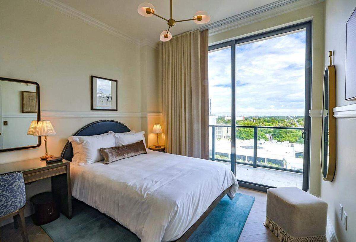 Un dormitorio en una unidad modelo en NoMad Residences Wynwood.