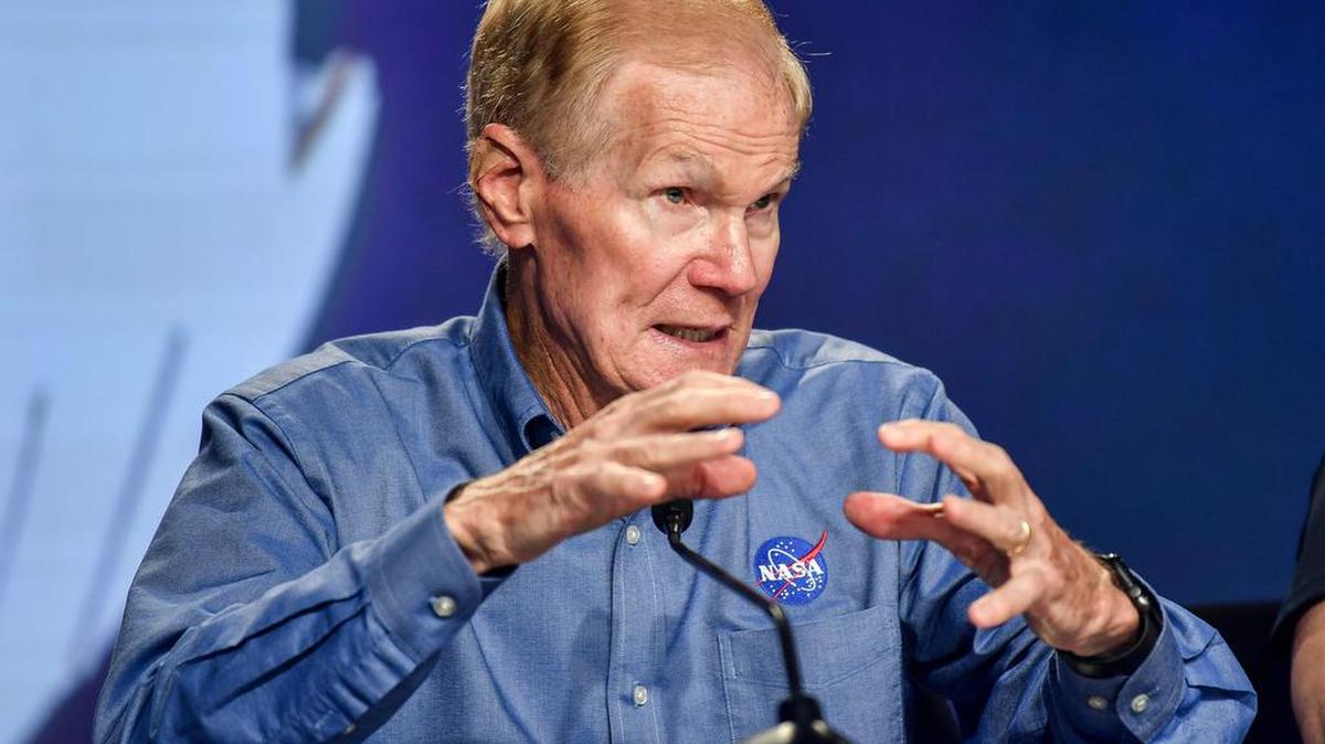 El administrador de la NASA, Bill Nelson, habla durante una conferencia de prensa con los astronautas de Artemis II el 8 de agosto de 2023.