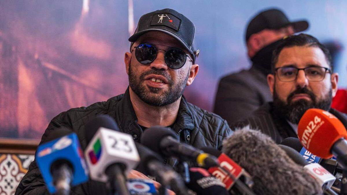 El ex líder de los Proud Boy Enrique Tarrio habla durante una conferencia de prensa el 24 de enero de 2025, rodeado de su abogado Nayib Hassan luego de haber sido liberado de una prisión federal por el presidente Donald Trump.