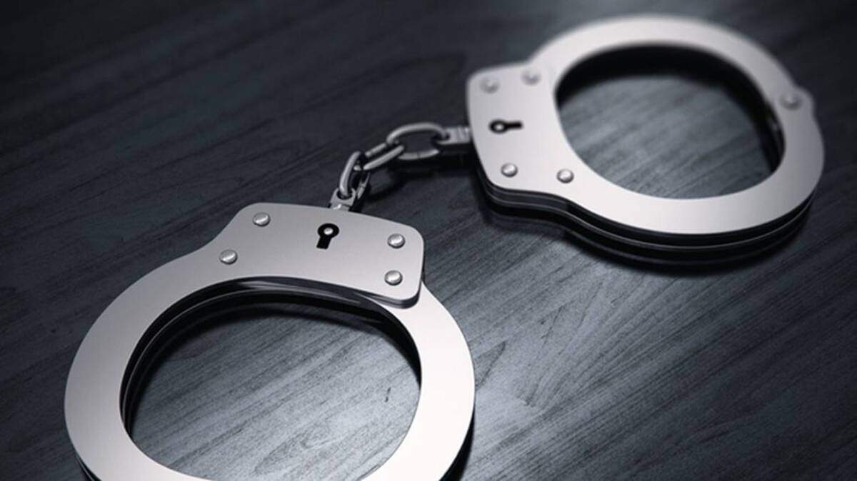 Un hombre de North Miami fue encarcelado después de que, según la policía, disparó varias veces con su arma a otro automóvil durante un incidente de furia al volante el lunes 9 de febrero de 2026.
