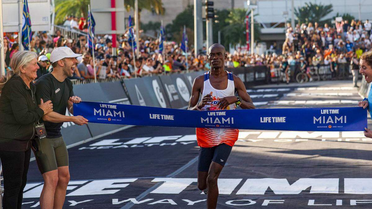 El keniano George Onyancha ganó el Maratón de Miami celebrado el 29 de enero de 2023.