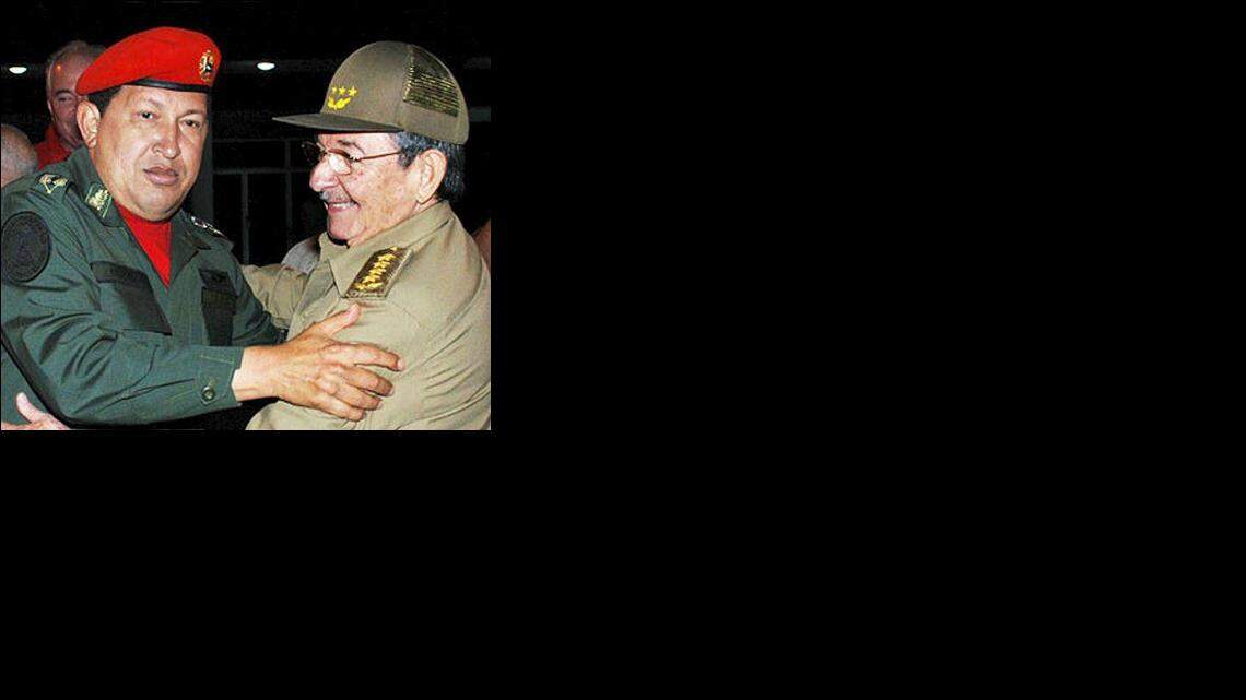 El gobernante cubano Raúl Castro (d), despide a su homólogo venezolano Hugo Chávez (i), al término de una  "visita de trabajo" de 24 horas a La Habana.