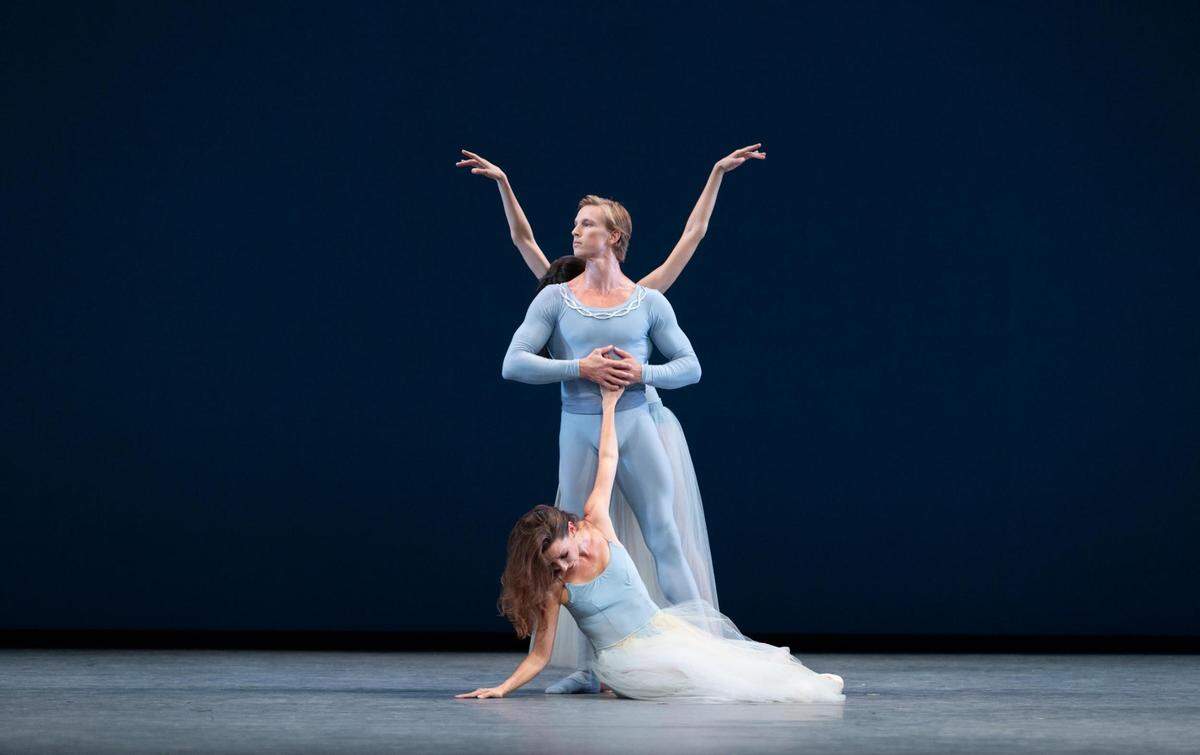 Ashley Knox, Chase Swatosh, y Jordan-Elizabeth Long en “Serenade”, coreografía de George Balanchine.