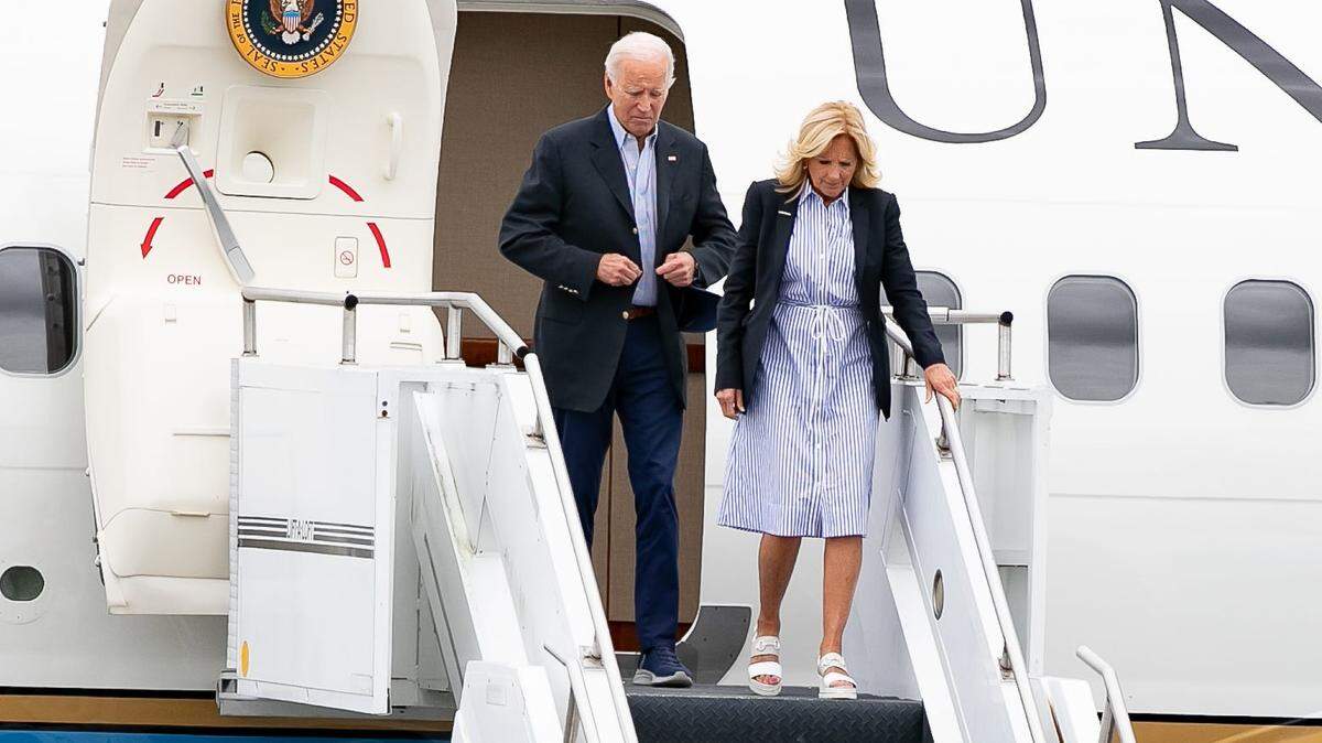 El presidente de Estados Unidos Joe Biden y la primera dama Jill Biden llegan al Aeropuerto Regional de Gainesville, Florida, el sábado 2 de septiembre de 2023 .