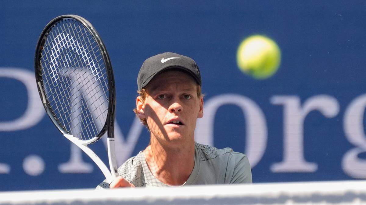 Jannik Sinner derrotó 2-6, 6-2, 6-1 y 6-2 al estadounidense Mackenzie McDonald, en dos horas y 24 minutos de juego, en el partido del Abierto de Nueva York celebrado el 27 de agosto de 2024 en Nueva York.