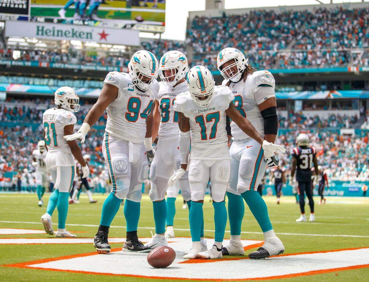 El wide receiver de los Dolphins Jaylen Waddle (17) celebra tras anotar un touchdown en el segundo cuarto del partido ante los Patriots de New England, celebrado el 11 de septiembre de 2022 en el Hard Rock Stadium en Miami Gardens, Florida.