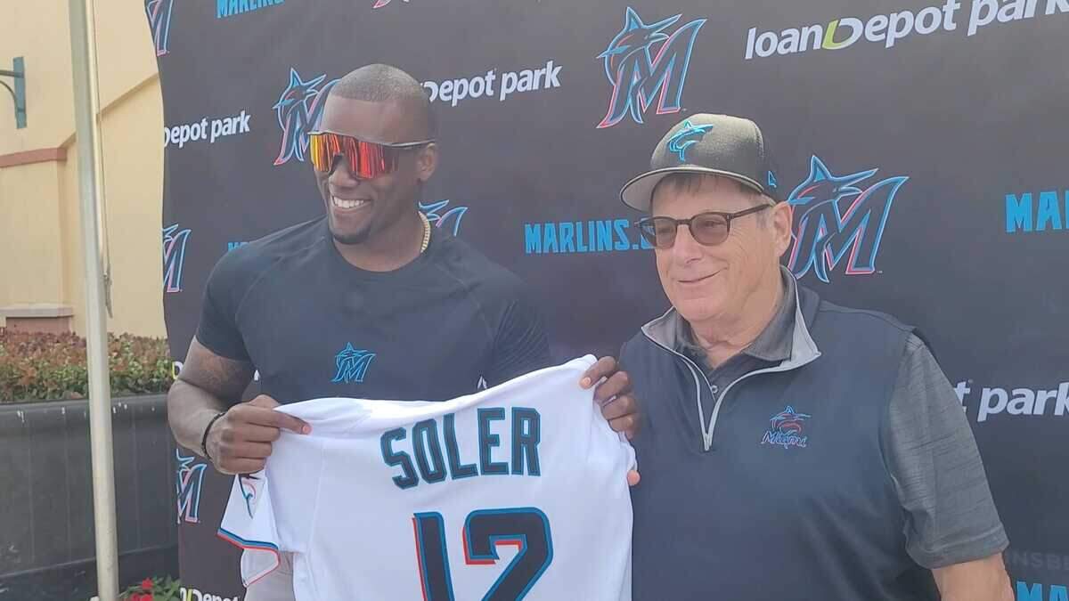 JORGE SOLER junto al propietario de los Marlins, Bruce Sherman, el 22 de marzo de 2022.