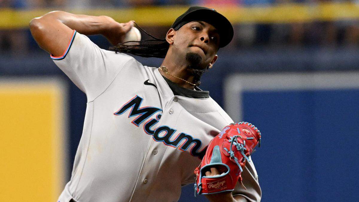 El abridor de los Marlins de Miami Edward Cabrera lanza en el primer inning del partido ante los Rays, celebrado el 25 de julio de 2023 en el Tropicana Field en St. Petersburg, Florida.