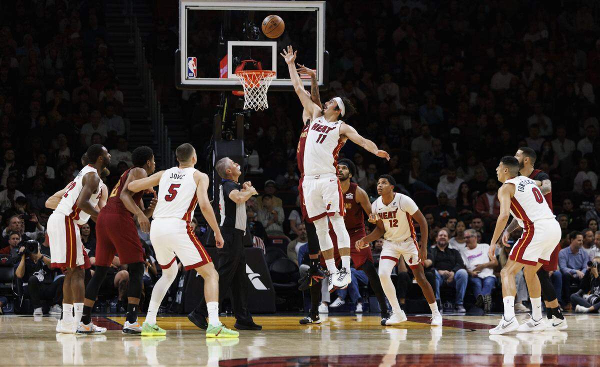El jugador del Heat Jaime Jáquez Jr. (11) lucha por un rebote en el partido contra los Cavaliers de Cleveland, celebrado el 10 de noviembre de 2025 en Miami. 