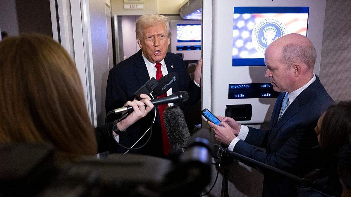 El presidente Donald Trump habla con periodistas a bordo del Air Force One, el 25 de noviembre de 2025. 
