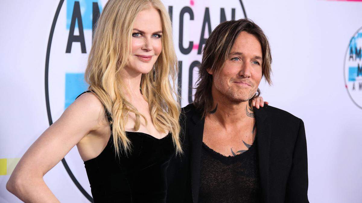 La actriz y productora australiano-estadounidense Nicole Kidman y su esposo, el cantante, guitarrista y compositor de música country australiano-estadounidense Keith Urban, llegan a los American Music Awards 2017 celebrados en el Microsoft Theatre L.A. Live el 19 de noviembre de 2017 en Los Ángeles, California, Estados Unidos.