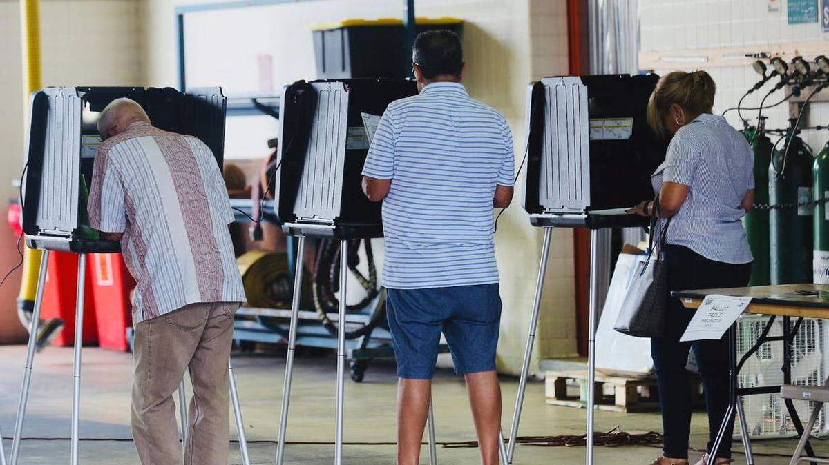 Electores en el  Precinto 317 en Hialeah el 28 de agosto del 2018.