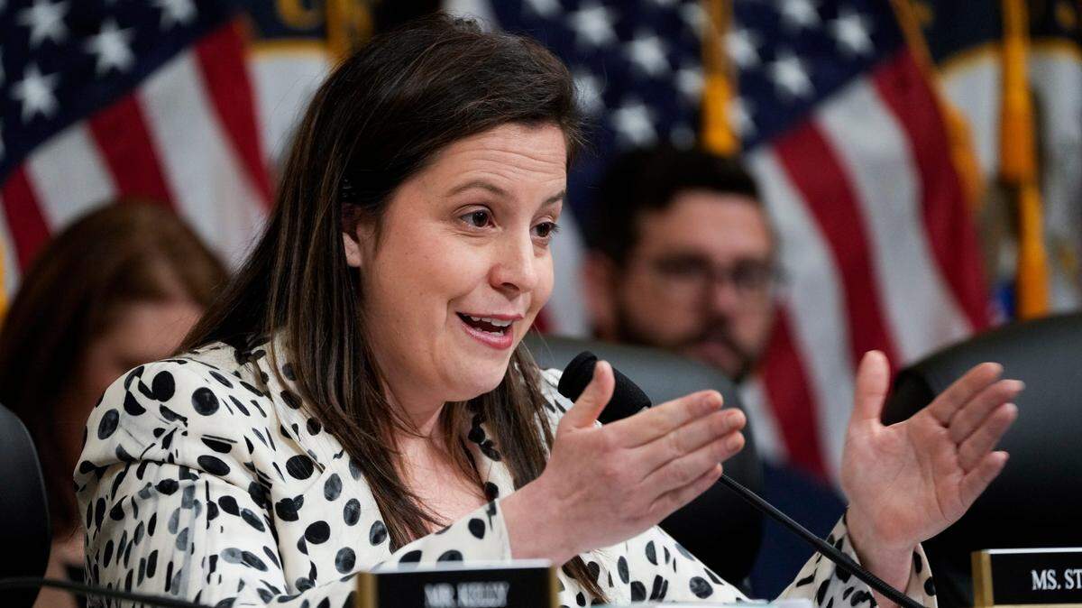 La representante Elise Stefanik (R-NY) durante la evaluación anual de amenazas 2024 del Comité Selecto de Inteligencia de la Cámara de Representantes en Washington.