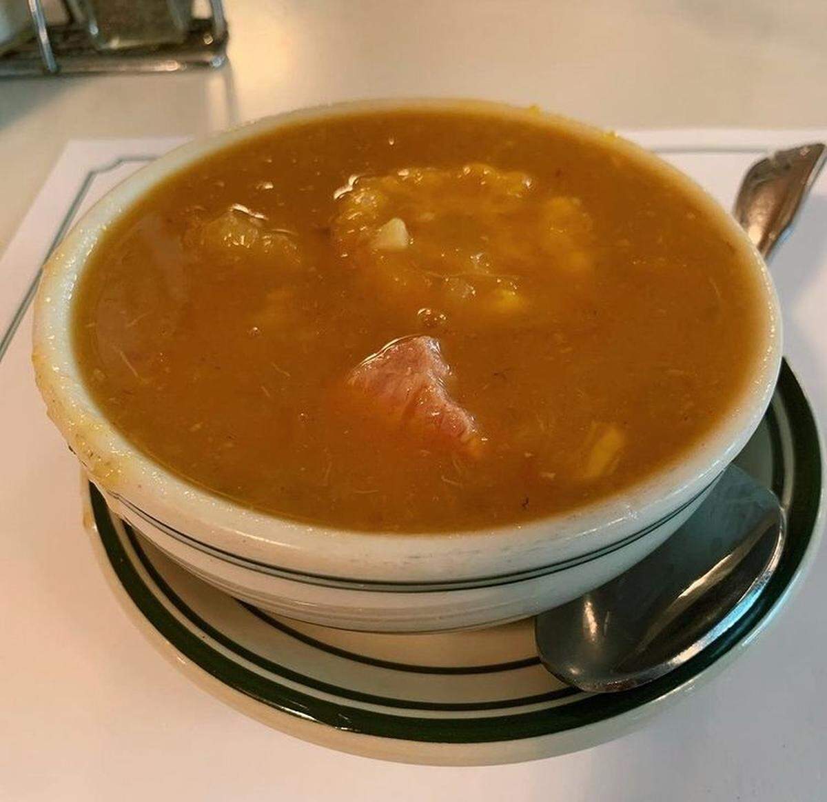 El ajiaco criollo del Versailles es, como casi todo su menú, un homenaje justo a la nación cubana.&nbsp;
