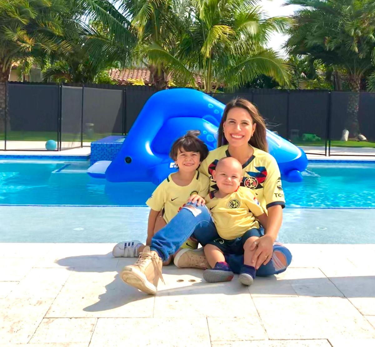 Lindsay Casinelli, presentadora de TUDN Univision, con sus hijos Mikele y Massimo Alessandro.