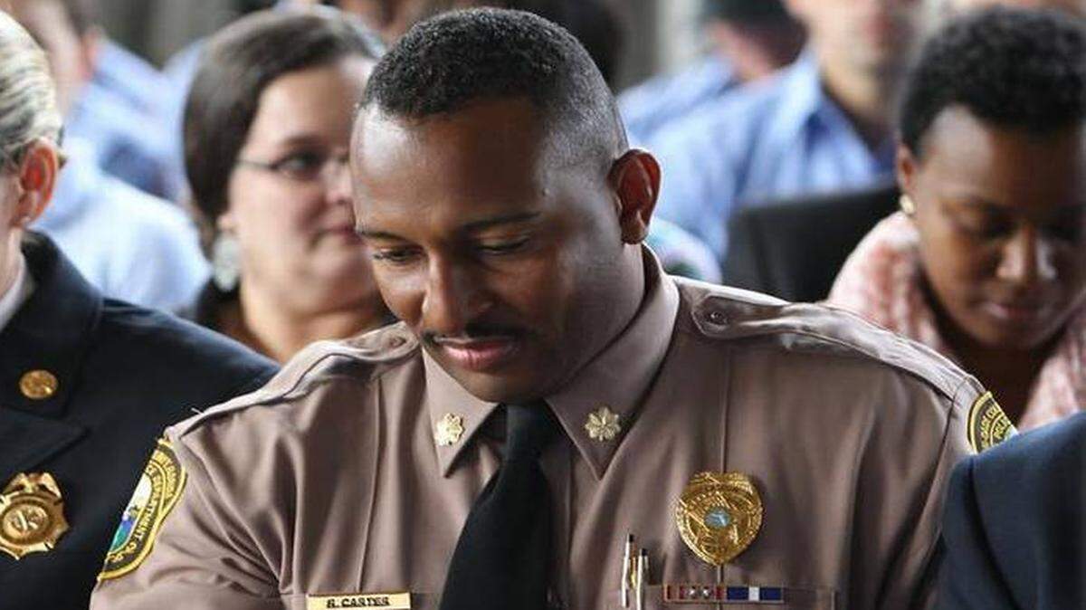 El accidente de tránsito que el pasado 7 de mayo sufrió Ricky Carter, capitán de la policía del Condado Miami-Dade, le costó perder las dos piernas.
