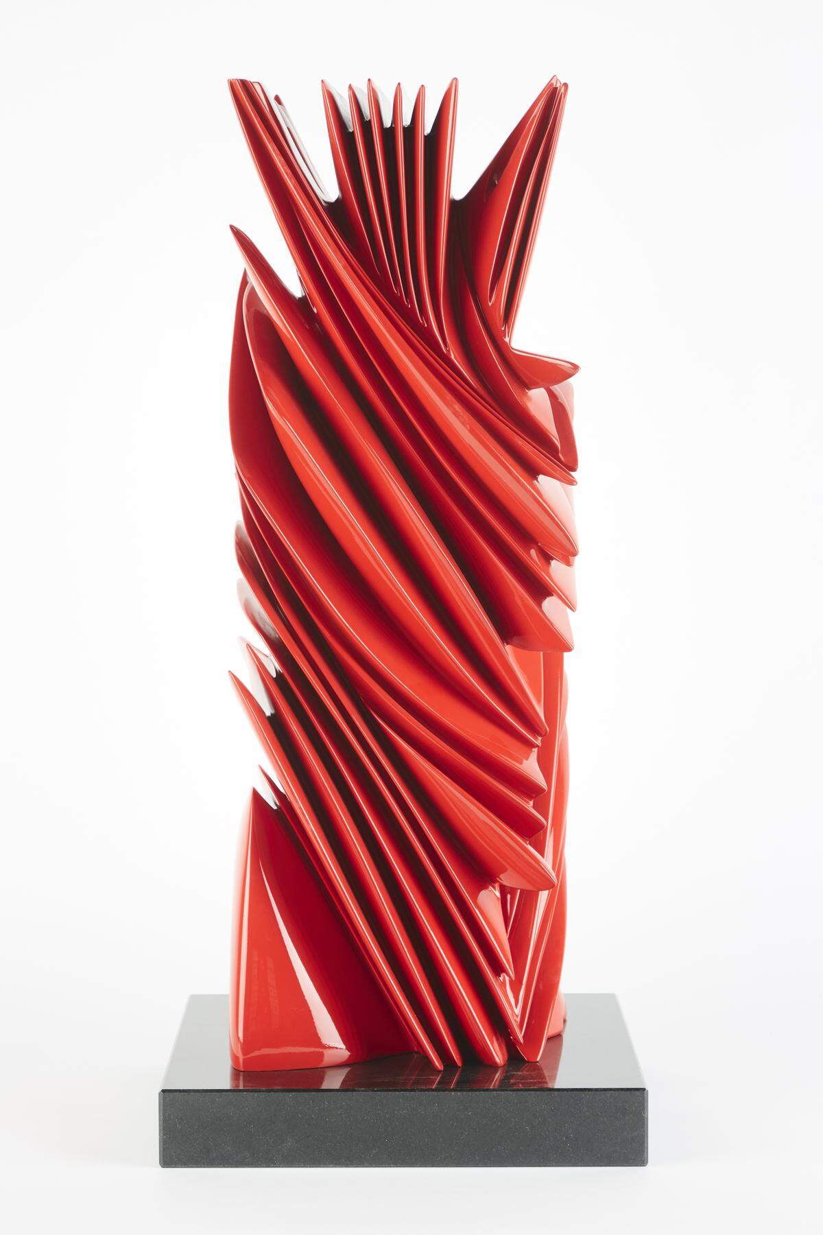 ‘Untitled’, 2022, bronce cubierto con pintura de auto. Edición 4 de 8.