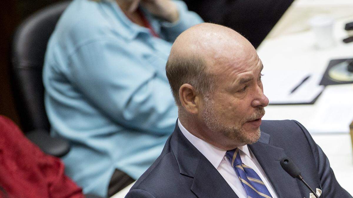 Brian Bosma, presidente de la Cámara de Representantes de la Legislatura de Indiana, discute enmiendas a la controversial ley de "objeciones religiosas", el  jueves 2 de abril, en Indianapolis. 