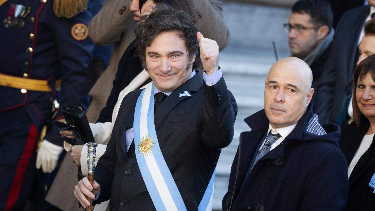 El presidente argentino Javier Milei asiste a una misa para conmemorar el aniversario de la primera junta independiente en 1810, en la Catedral Metropolitana de Buenos Aires, el 25 de mayo de 2024.