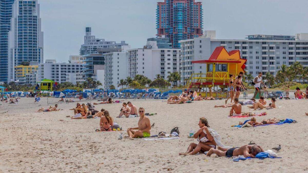 Los bañistas disfrutan del buen tiempo durante las vacaciones de primavera en Miami Beach, Florida, el sábado 22 de marzo de 2025.
