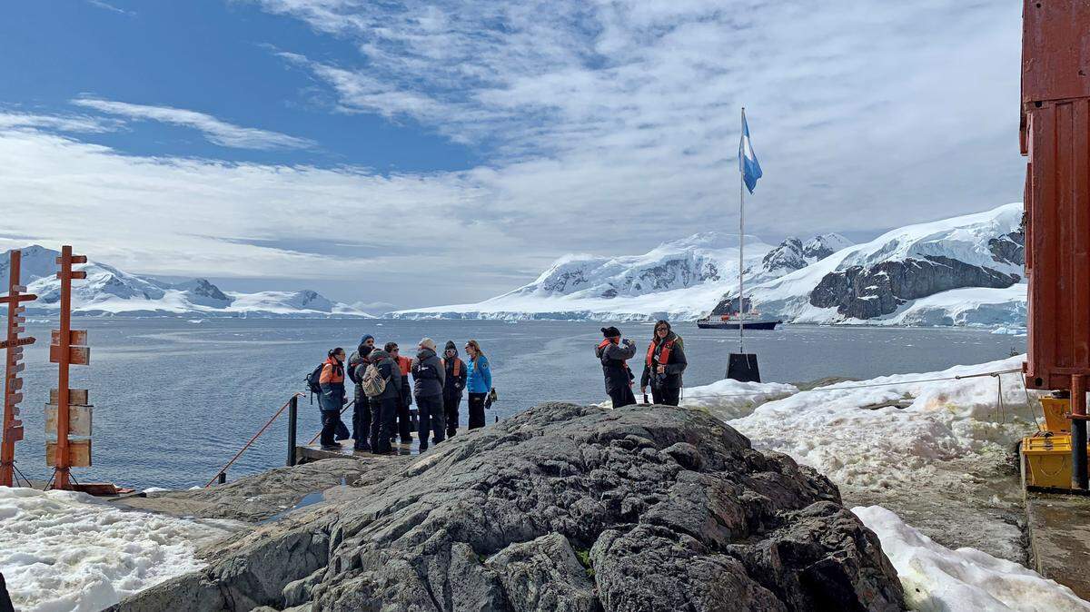 Vista general de Bahía Paraíso (Antártida) desde la base argentina Brown. Las 80 líderes científicas de la expedición Homeward Bound pusieron pie en el continente antártico, donde conocieron un ambicioso proyecto de investigación de peces en la base argentina Brown, en Bahía Paraíso, considerado uno de los lugares más bellos de la Antártida.