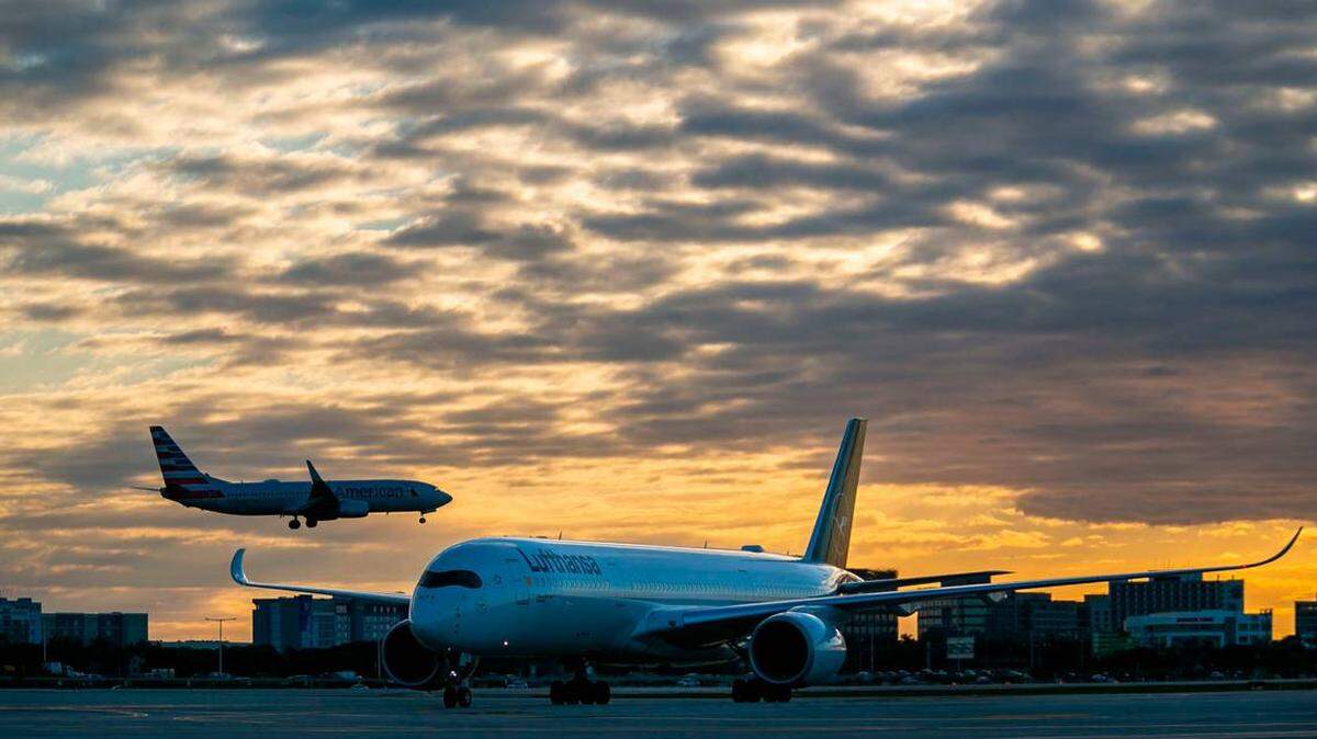 Una nave de la aerolínea de Munich, Lufthansa, se acomoda en la pista, tras aterrizar en el Aeropuerto Internacional de Miami (MIA).