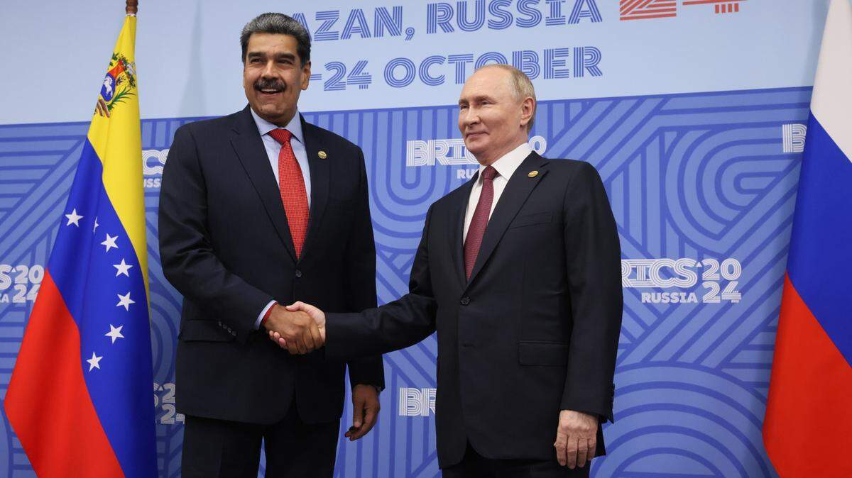 El gobernante ruso Vladimir Putin saluda a Nicolás Maduro de Venezuela durante su encuentro en la Cumbre BRICS 2024, el miércoles 23 de octubre de 2024 en Bolshiye Kabany, República de Tatarstan, Rusia.