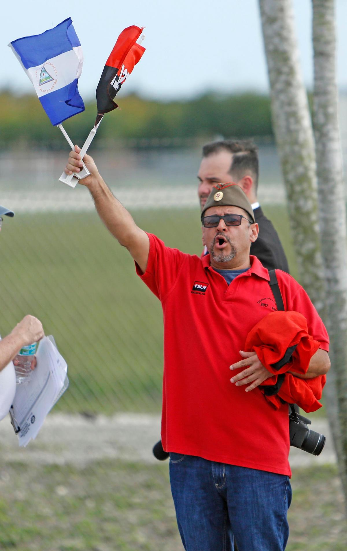 René Fonseca, partidario de Nicolás Maduro, protesta frente a la sede del Comando Sur, el sábado 23 de febrero en Doral, Florida.