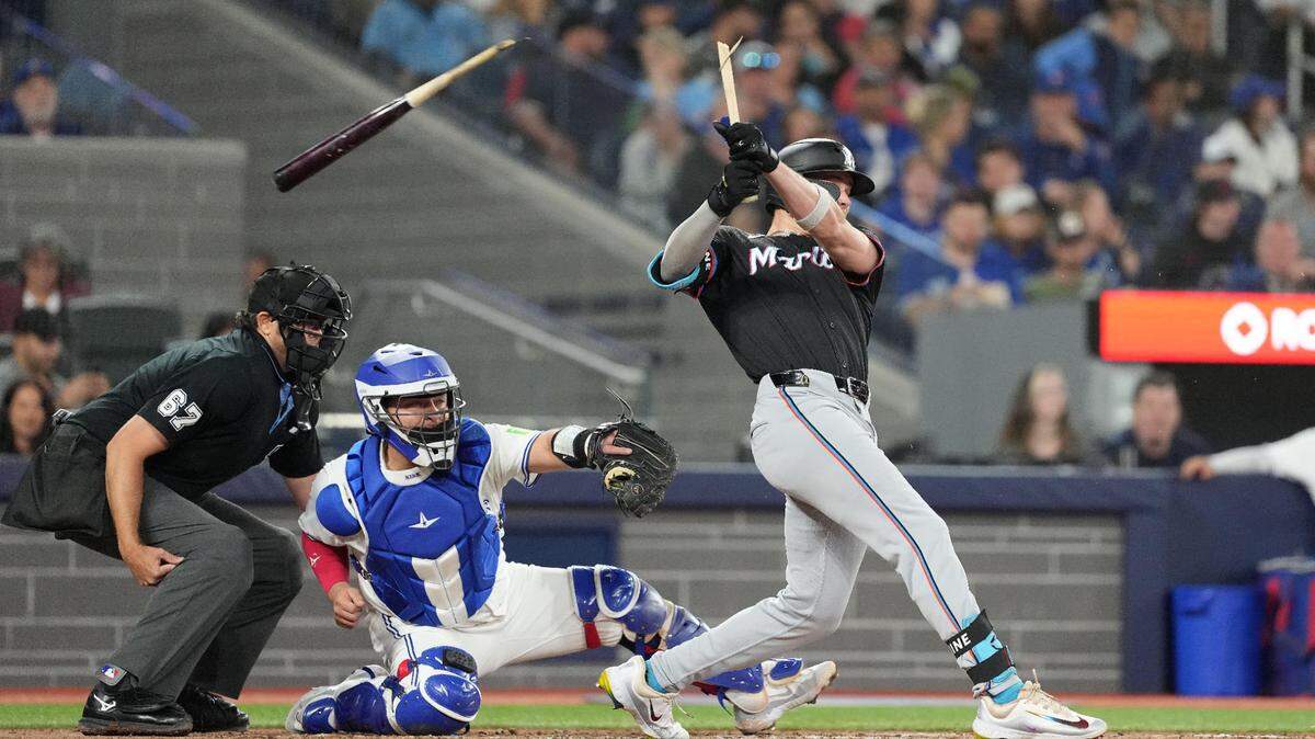 El jardinero izquierdo de los Miami Marlins, Griffin Conine (56), se le rompe el bate al impulsar dos carreras contra los Toronto Blue Jays durante la cuarta entrada en el Rogers Center, el 27 de septiembre de 2024; en Toronto, Ontario.