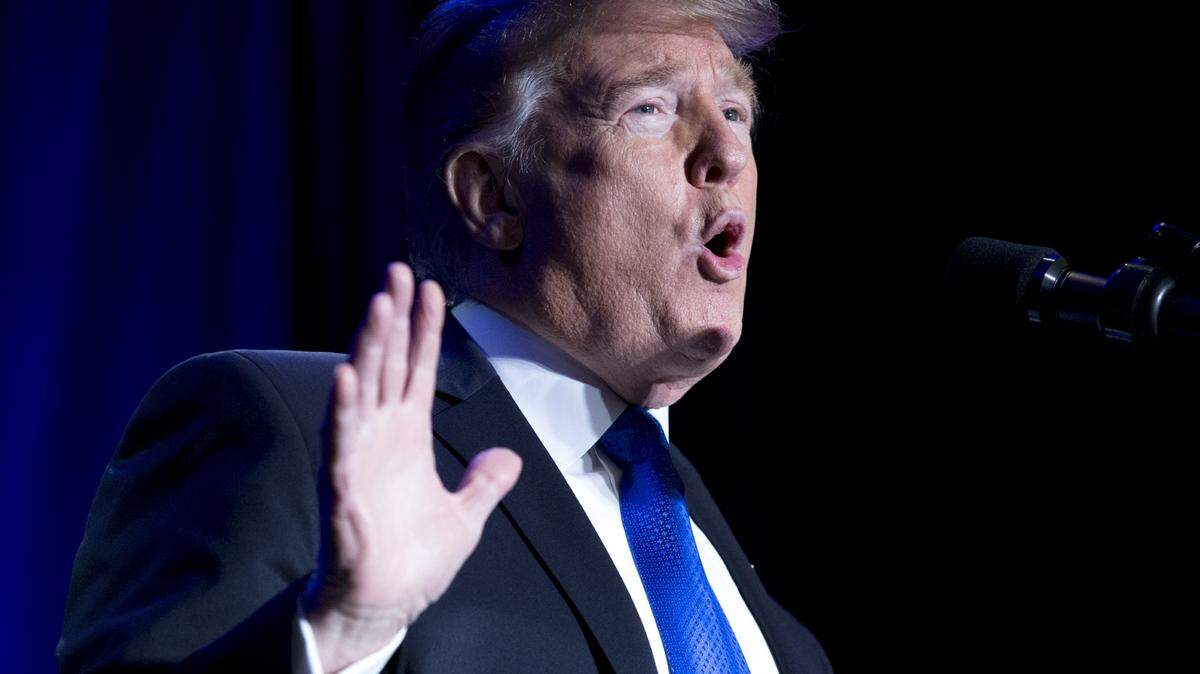 El presidente Donald Trump habla en la Conferencia Conjunta de la Asociación de Jefes de Condado y Comandantes de Grandes Ciudades del 13 de febrero de 2019 en Washington, DC. Trump aprovechó la oportunidad para hacer comentarios sobre su política de seguridad e inmigración en la frontera. Los líderes republicanos le piden a Trump que firme una ley que asigna alrededor de $ 1.375 mil millones para más de cincuenta millas de barreras físicas a lo largo de la frontera. La firma del acuerdo evitaría otro cierre parcial del gobierno federal que comenzaría el 16 de febrero. (Getty Images / Michael Reynolds)