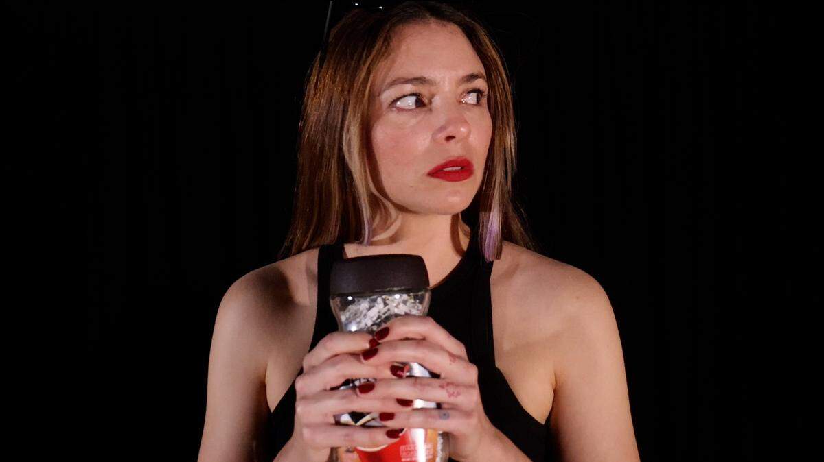 Gabriella Griffith en la obra “Zizek en el pantano”, de Lilianne Lugo. 