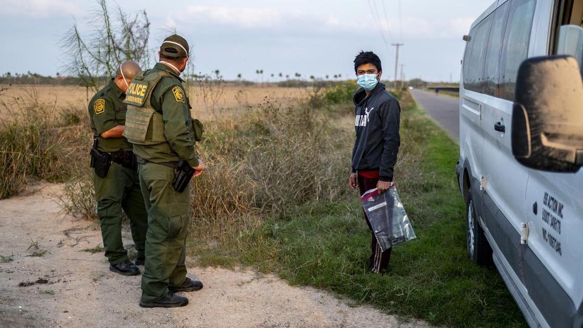 Un joven es detenido por funcionarios de Aduanas y Protección Fronteriza de Estados Unidos en la frontera entre Estados Unidos y México cerca de Mission, Texas, el 10 de febrero.