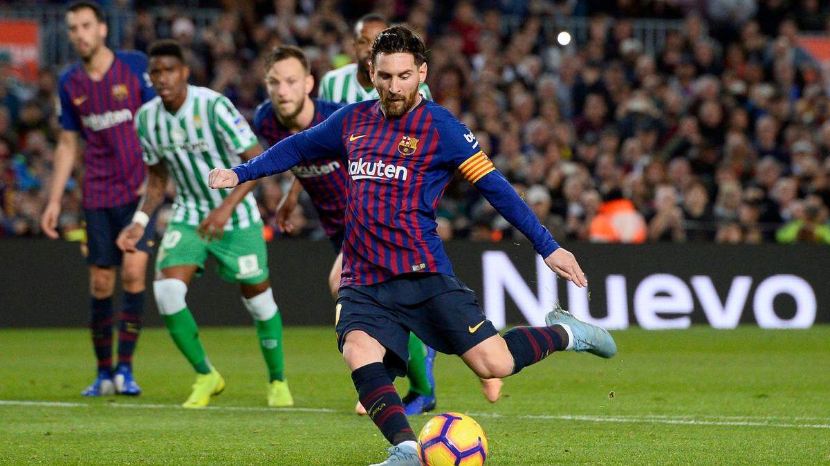 Lionel Messi lanza un penalti por Barcelona ante el Betis, en el partido de la liga española celebrado el 11 de noviembre de 2018.
