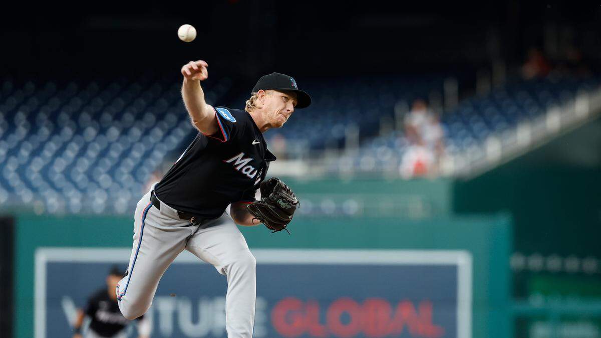 El abridor de los Marlins de Miami Darren McCaughan lanza en el primer inning del partido ante los Nacionales, celebrado el 12 de septiembre de 2024 en Washington.
