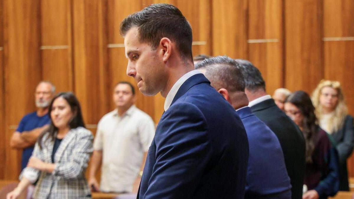 El agente de policía de Hialeah, Rafael Otano (izquierda), fue declarado culpable de secuestro a mano armada y sentenciado a cinco años y medio de prisión en 2023 por un caso relacionado con el ataque a un hombre sin hogar. El martes 16 de septiembre de 2025, su abogado solicitó a un tribunal de apelaciones un nuevo juicio.