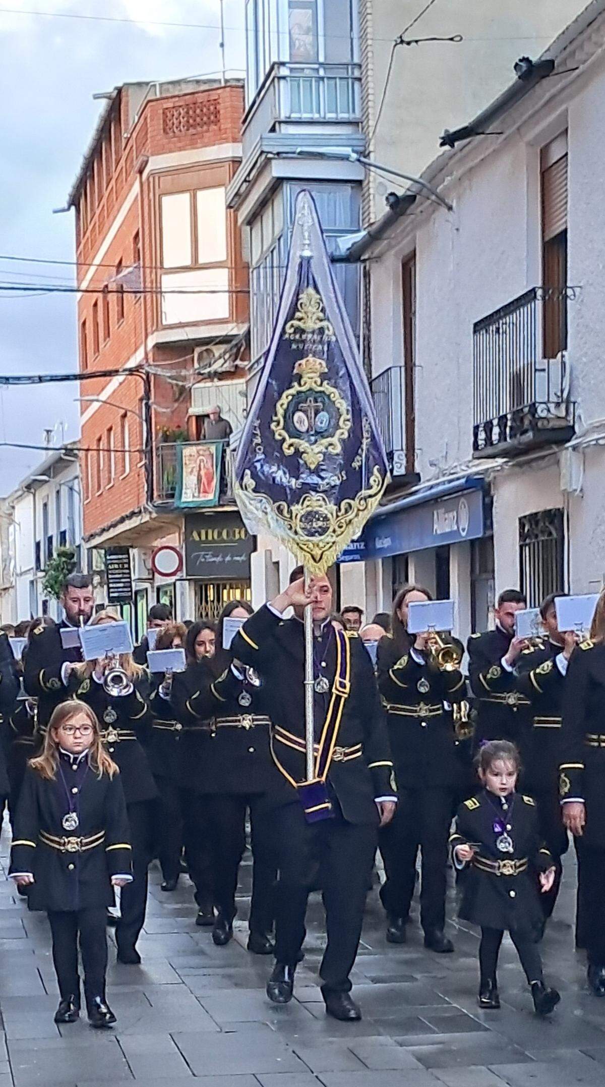Soldadesca ataviada con pomposos complementos bajo el estruendo de cornetas, bombos y tambores.