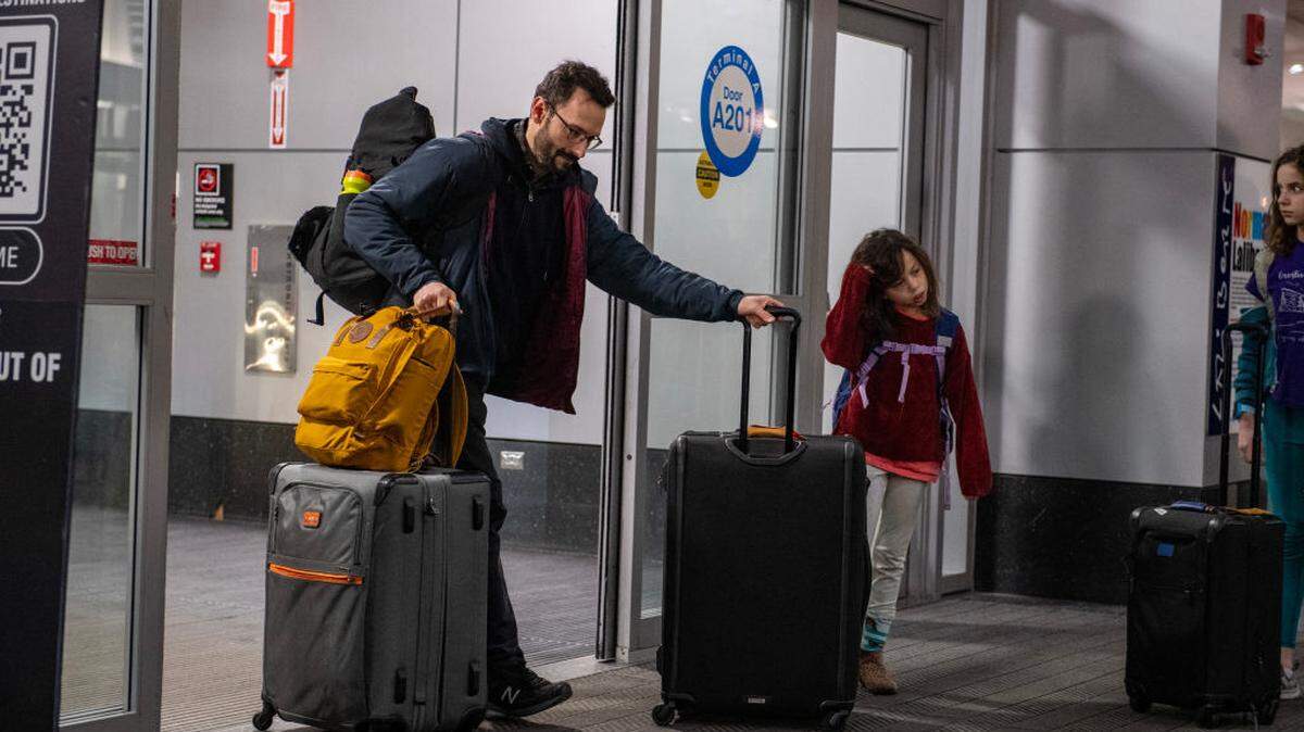 Viajeros llegando a la Terminal A del Aeropuerto Internacional Logan de Boston, en Boston (Massachusetts), el 21 de diciembre de 2023. 
