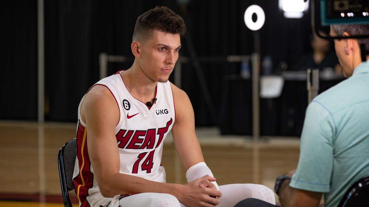 El escolta del Miami Heat, Tyler Herro, habla con los reporteros durante el Día de los Medios en el FTX Arena de Miami, Florida, el lunes 26 de septiembre de 2022.