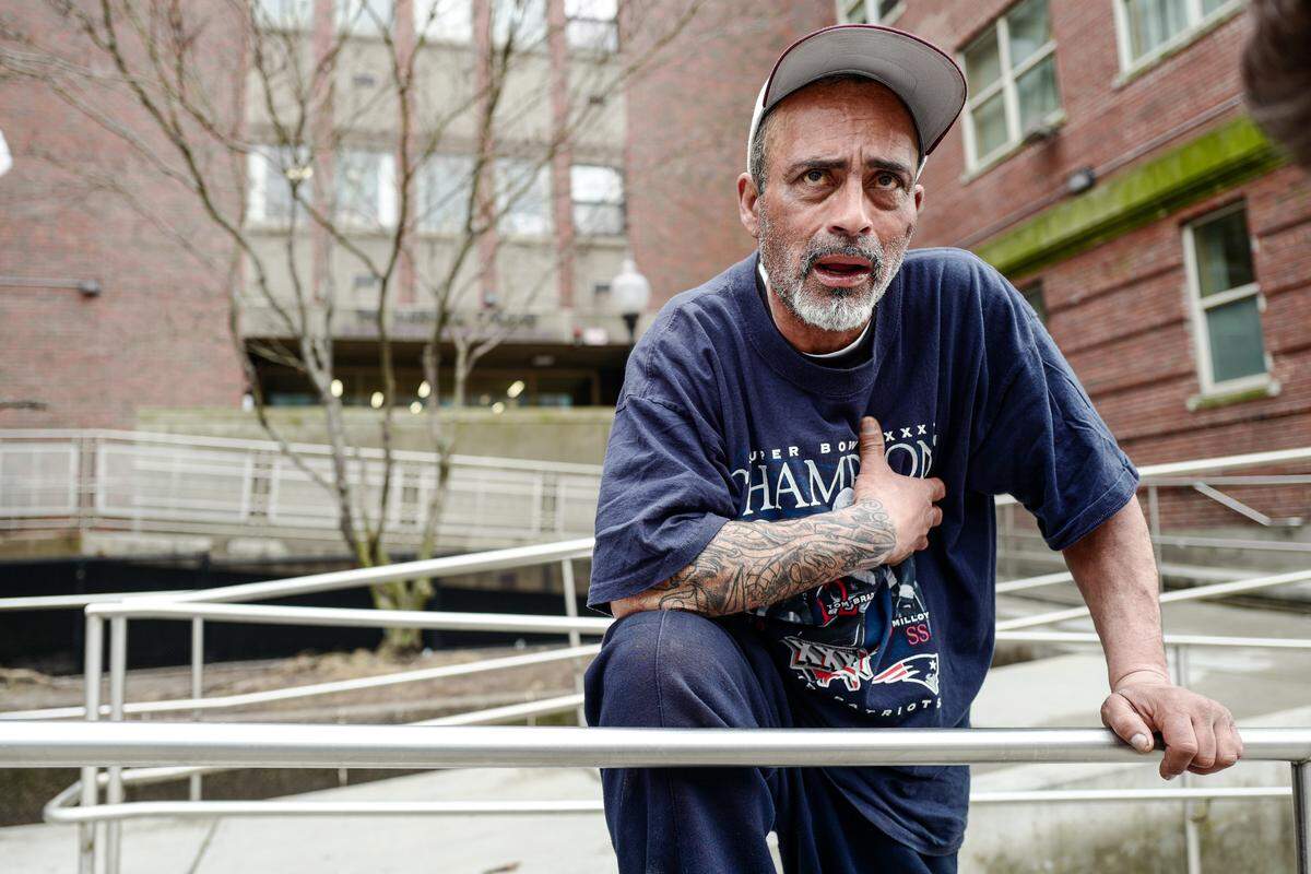 Luis es un ejemplo de la falta de esperanza que planea sobre las cabezas y el ánimo de los sin techo. Nació en Waltham, un suburbio del área metropolitana de Boston, pero se crió en el barrio de Cantera, en Santurce, San Juan, tiene 46 años y lleva en la calle desde 1994.