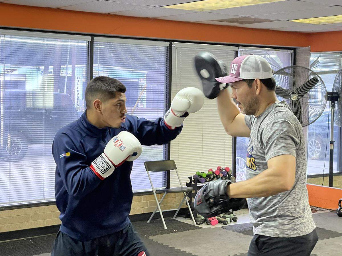 Giovanni Márquez, hijo de 21 años del ex campeón mundial Raúl Márquez, tendrá su primera pelea profesional a cuatro asaltos en el peso welter junior contra el dominicano Nelson Morales (2-0). Su padre participará en la transmisión de “ShoBox: The New Generation’’ y también estará trabajando en el rincón de su hijo.
