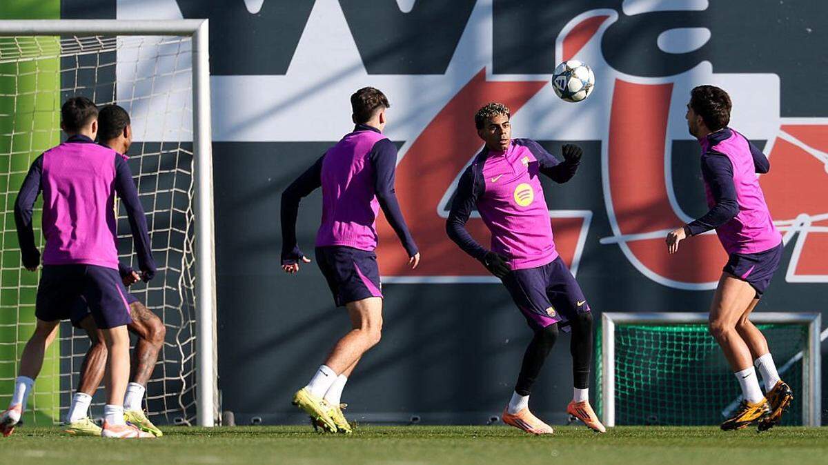 El delantero de Barcelona Lamine Yamal  (segundo de der. a izq.) entrena con sus compañeros de equipo, previo al partido de la Liga de Campeones ante el Eintracht Frankfurt, el lunes 8 de diciembre de 2025 en Sant Joan Despi, Barcelona.