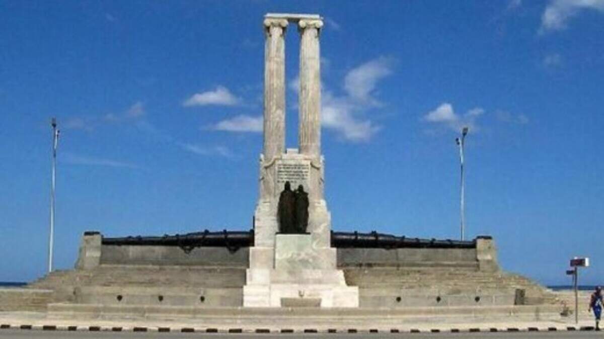 ¿Volverá algún día a ser colocada sobre el monumento -una vez que simbólicamente se unan sus divididas partes- el águila derribada por la Revolución?